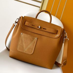 𝐒𝐭𝐞𝐚𝐦𝐞𝐫 𝟑𝟎 Handbag Revisited in LV Tough Calfskin, this timeless classic reimagined for the century ahead 𝐒𝐭𝐞𝐚𝐦𝐞𝐫 Handbag. Grained leather and suede leather adorn both sides.The suede front pocket subtly features 𝐕-stitching, while the convenient 𝐕-shaped hook closure integrates with the 𝐌𝐨𝐧𝐨𝐠𝐫𝐚𝐦 floral motif. The adjustable strap offers both crossbody and handheld carrying options.Leather: Premium Spanish Grade A leather Hardware: Imported Grade A semi-steel hardware Dimensions: 32 cm x 33 cm x 14 cm (Length x Height x Width)